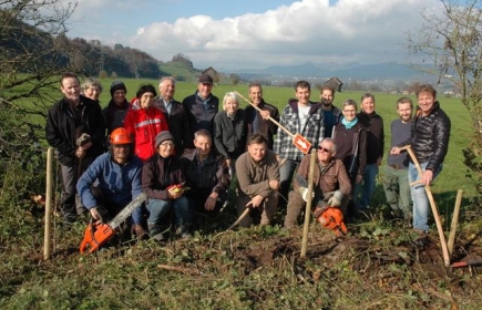 Mitglieder des Vereins Schänner Natur und des Rotary Clubs Linthebene leisten gut gelaunt körperliche Arbeit für den Naturschutz an der Gemeindegrenze zwischen Kaltbrunn und Schänis