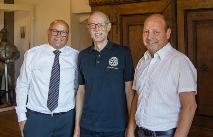 Von links nach rechts: Franz Warger, neuer Präsident von Rotary Oberthurgau, Markus Nadig, Präsident 2019/2020, Hansjörg Stahel, langjähriger Verantwortlicher des Rotary-Jugendaustausches